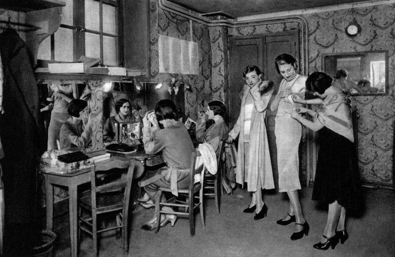 Modellen bij een grote modeontwerper, Parijs, 1931 door Ernest Flammarion