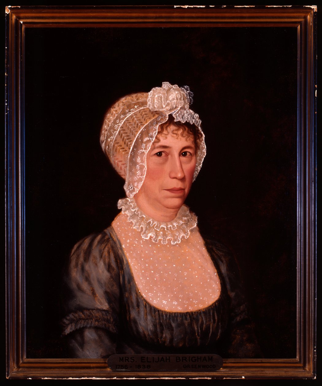 Halflang portret van Sarah Ward Brigham met een laag uitgesneden jurk met kanten details en een kanten muts door Ethan Allen Greenwood