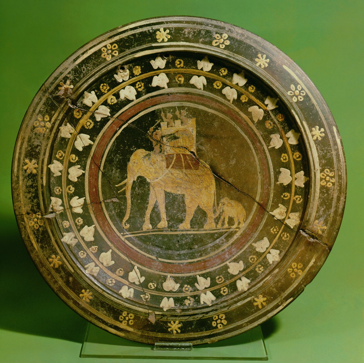 Schaal met een olifant gebruikt in oorlog tegen de Carthagers (keramiek) door Etruscan