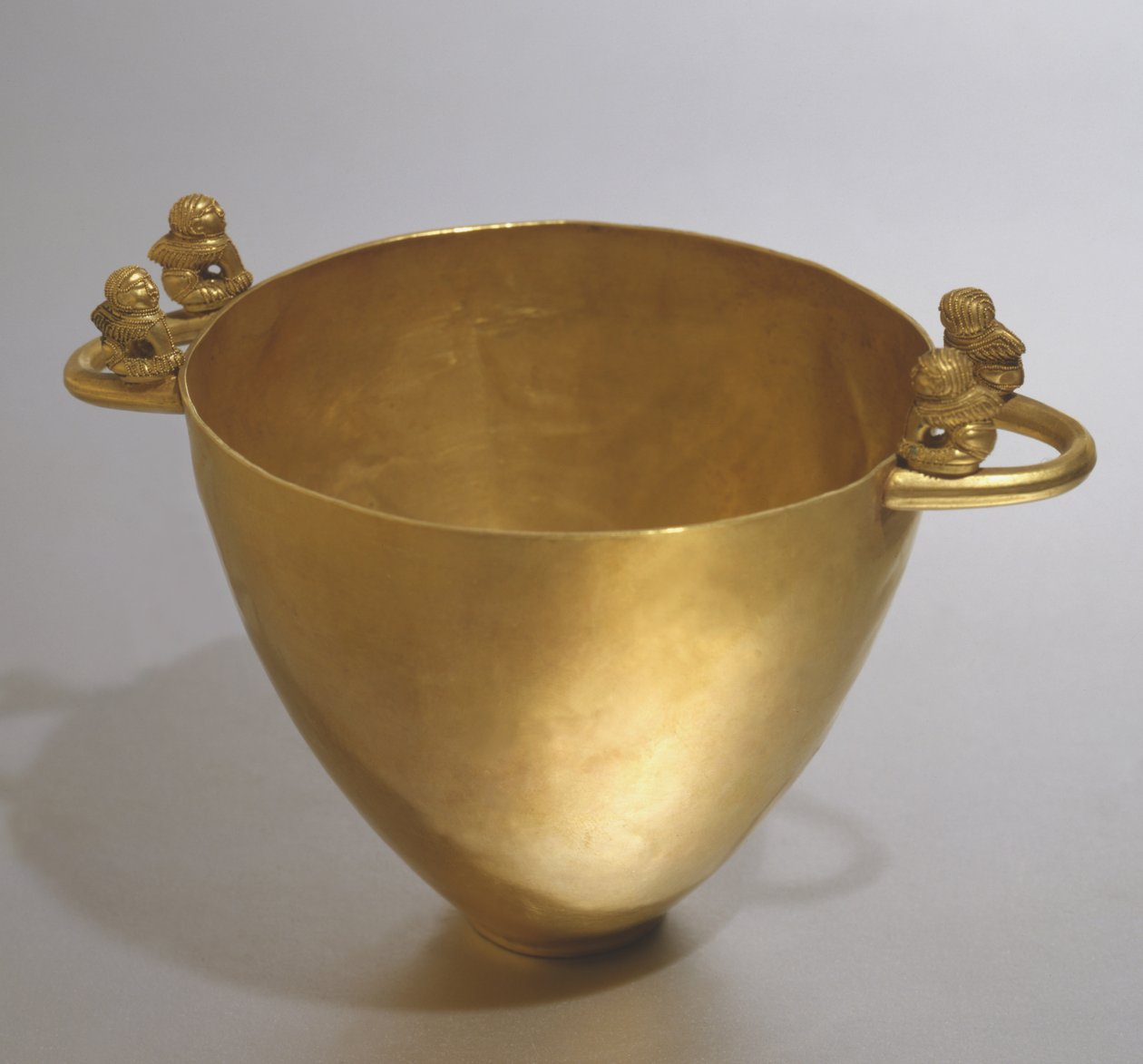 Skyphos uit Palestrina (goud) door Etruscan