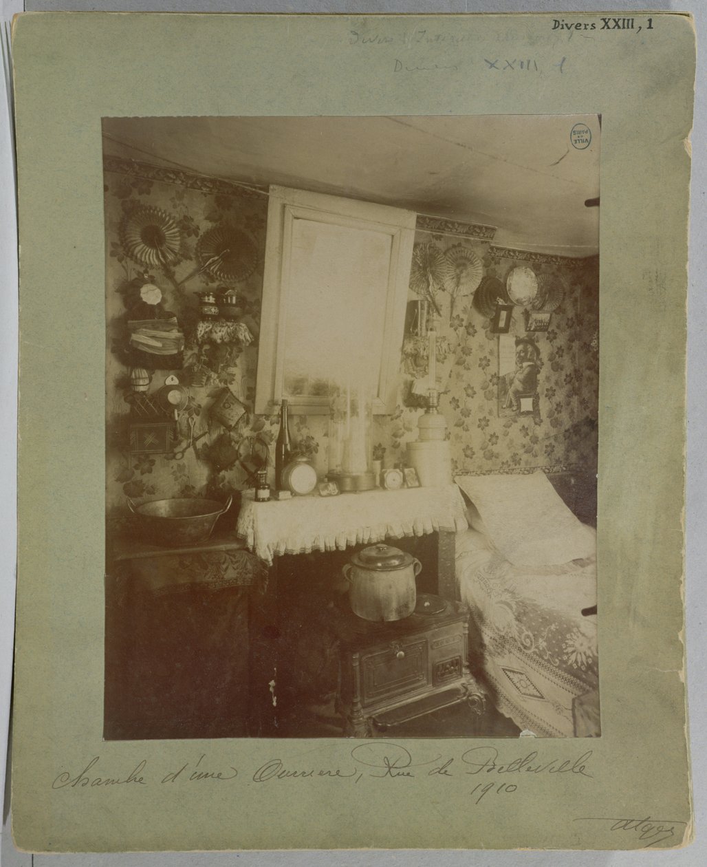 Slaapkamer van een vrouwelijke arbeider, rue de Belleville, Parijs door Eugène Atget