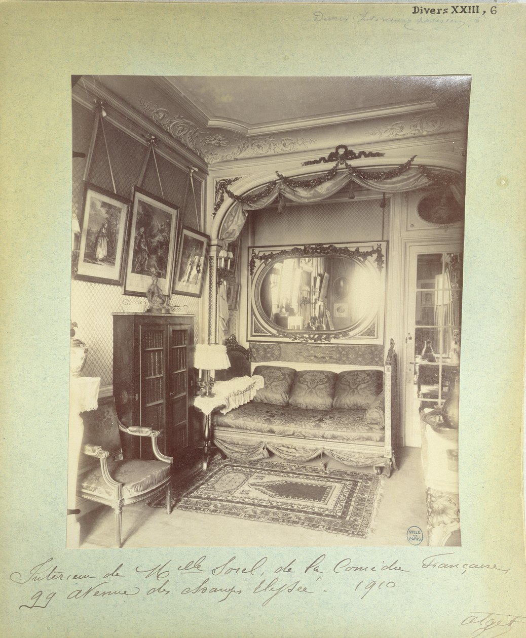 Interieur van het huis van Cecile Sorel op 99 Avenue des Champs Elysees, 1910 door Eugène Atget