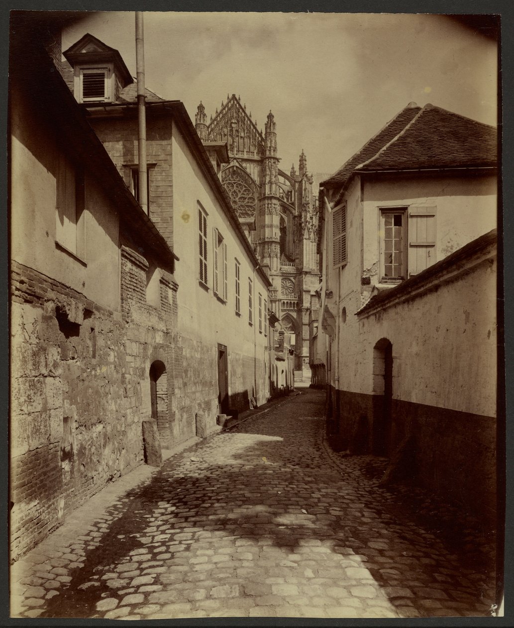 Beauvais, Rue Feutrier door Eugène Atget