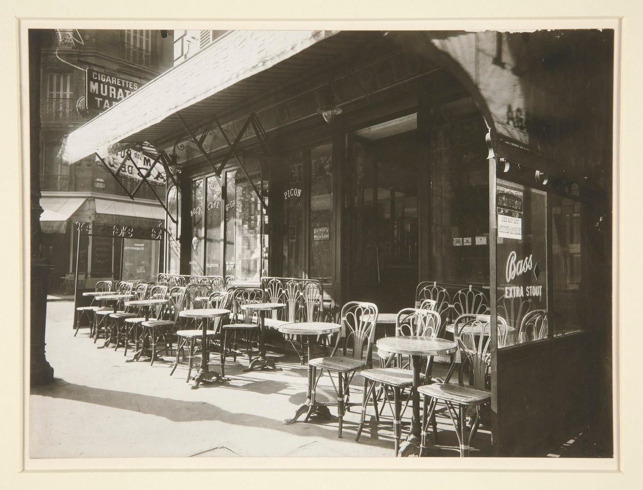 Café - Avenue de la Grande Armée door Eugène Atget