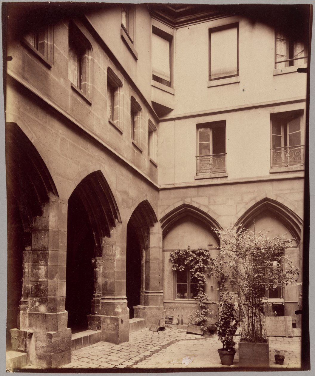 Cloître des Billettes, 24 rue des Archives door Eugène Atget