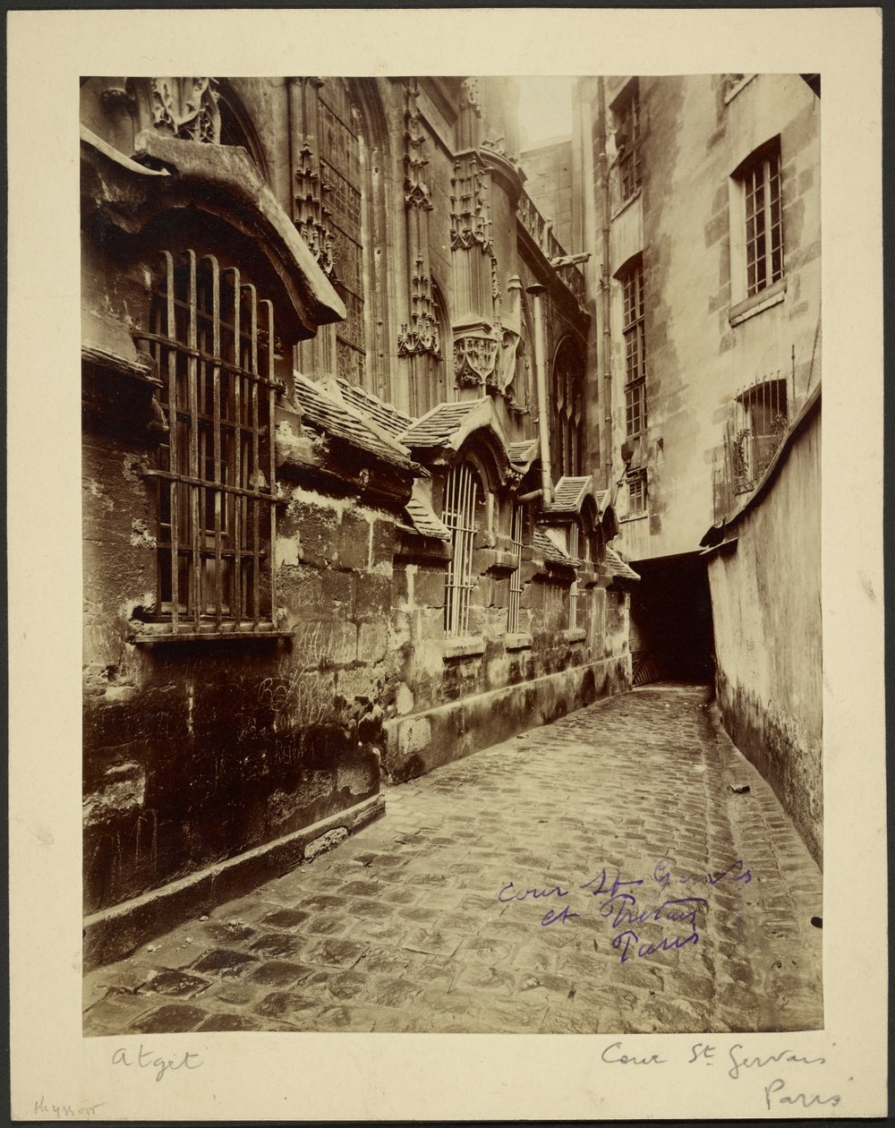 Cour Saint Gervais et Protais] [Hof van Saint Gervais en Protais door Eugène Atget
