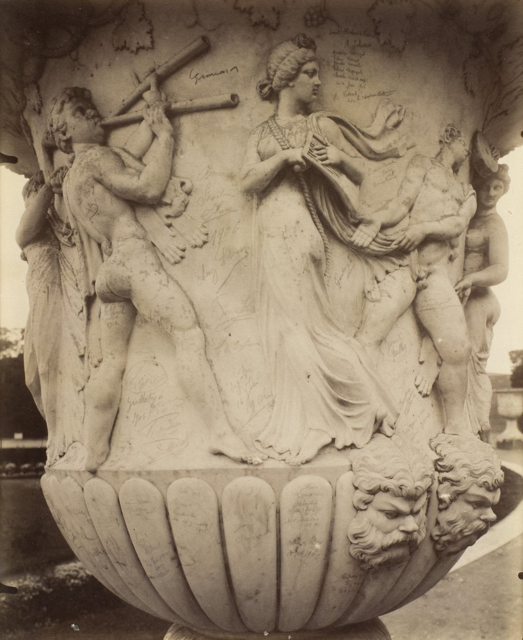 Detail van een vaas in Versailles door Eugène Atget