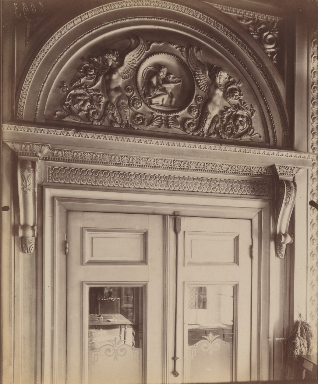 Hotel Gouthières, 6 rue Pierre Bulet door Eugène Atget