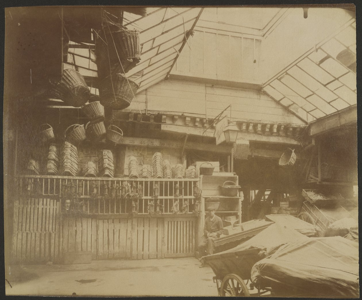 Hôtellerie du Heaume, 5 Rue Pirouette (1°) door Eugène Atget