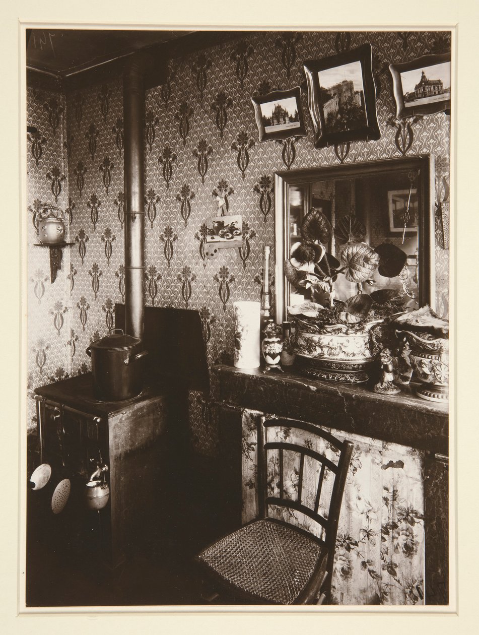 Arbeidersinterieur, Rue de Romainville door Eugène Atget