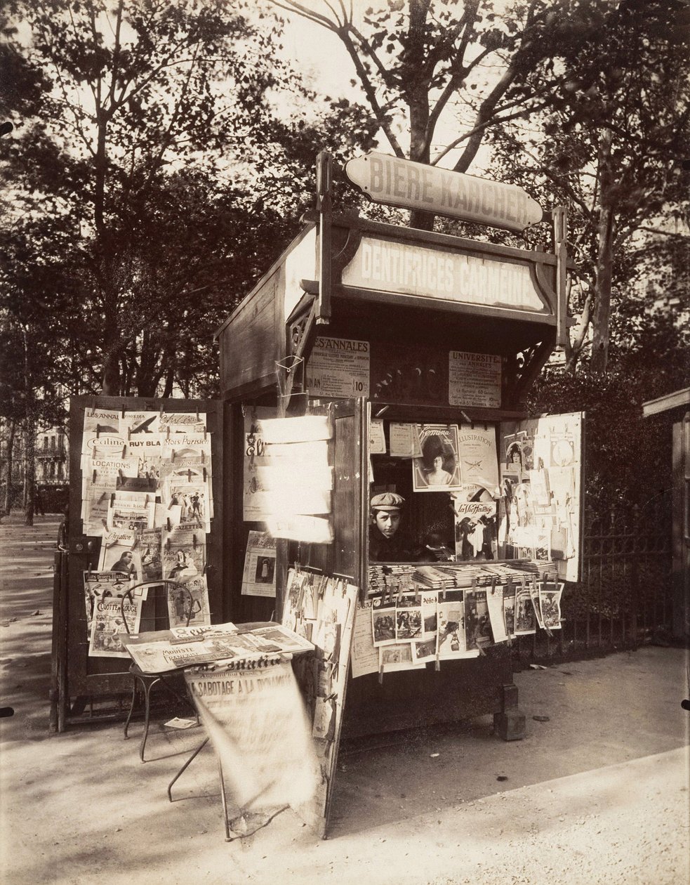 Kiosk in Parijs, c.1910 door Eugène Atget