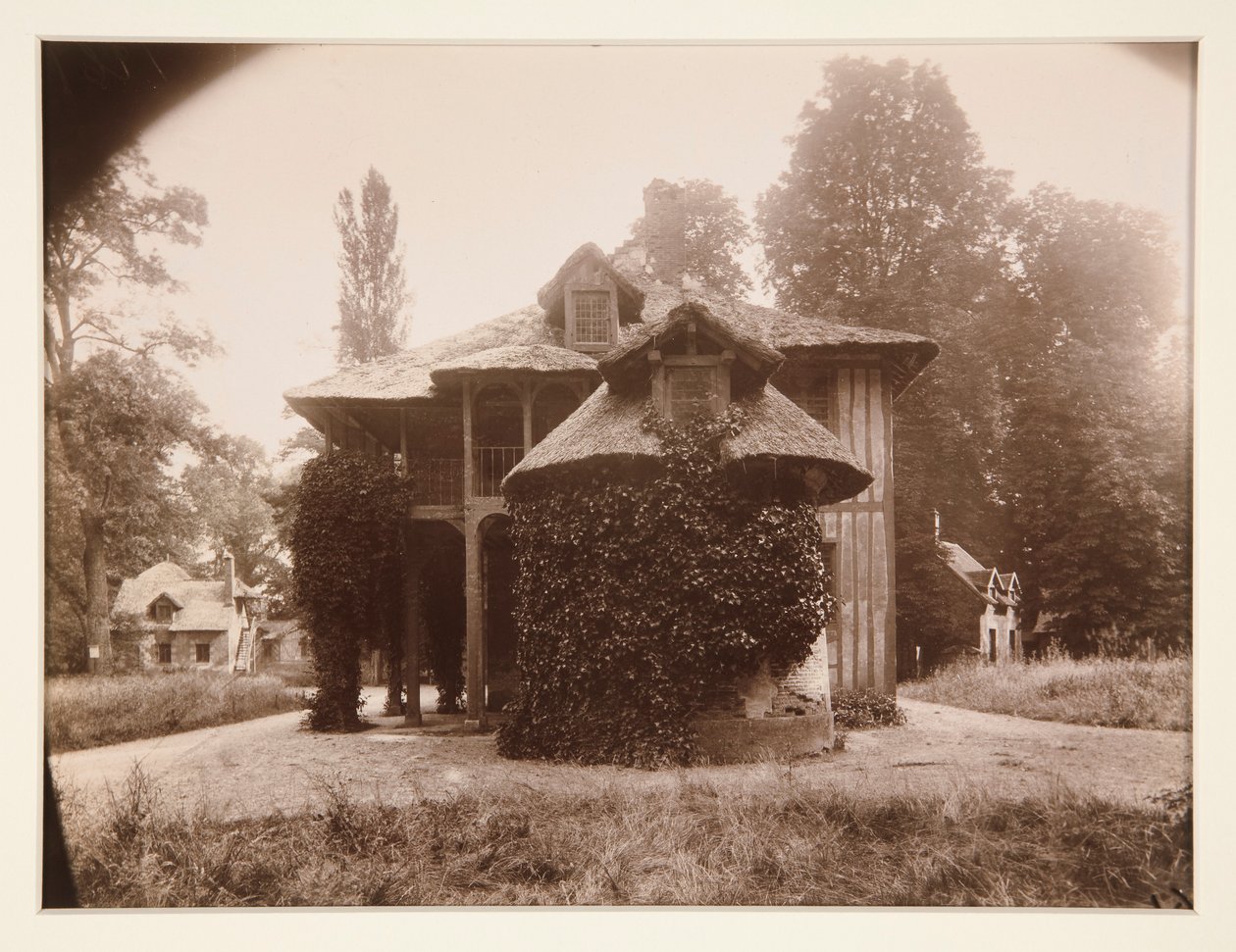 Petit Trianon, Versailles door Eugène Atget
