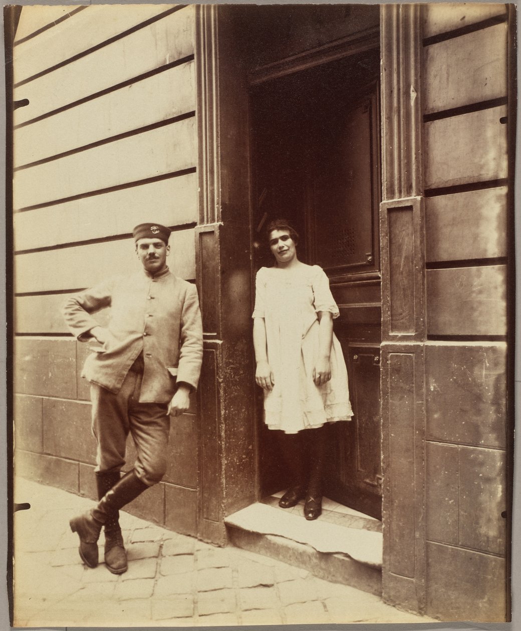 Versailles, vrouw en soldaat, bordeel door Eugène Atget