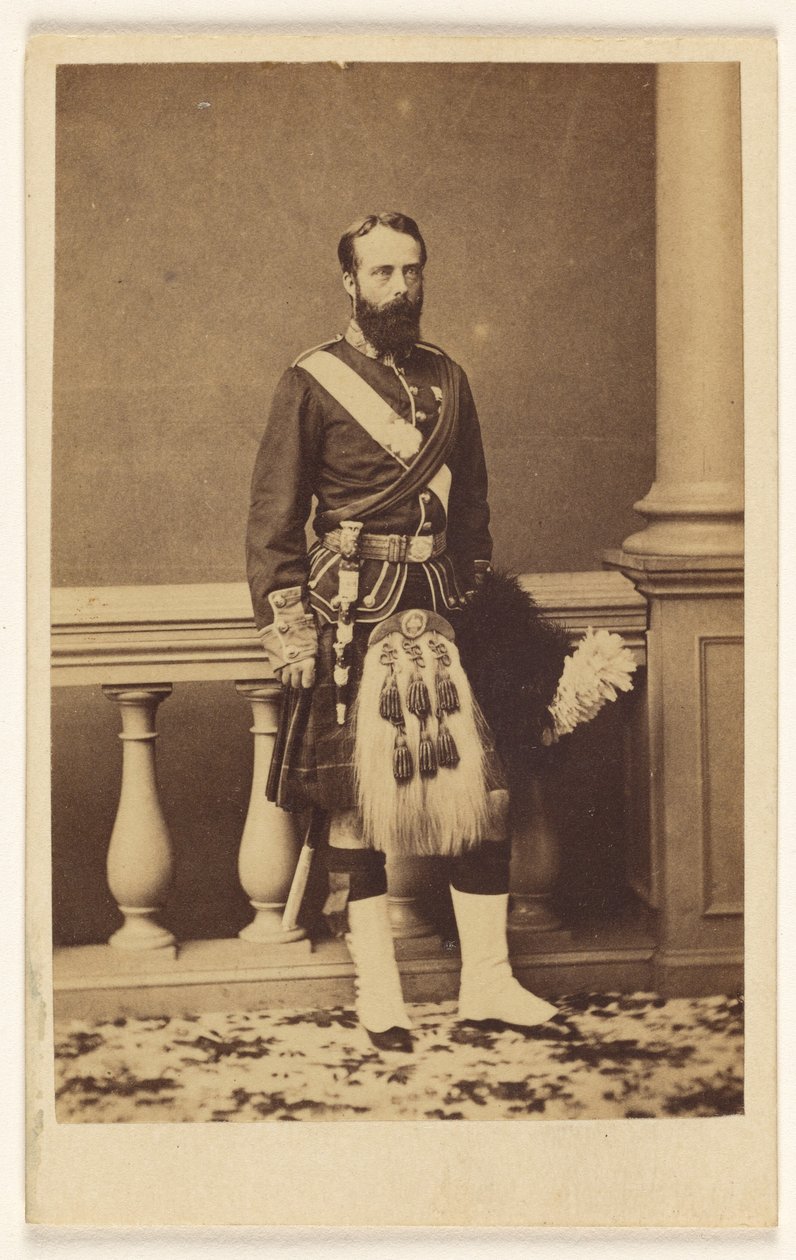 [Ongeïdentificeerde bebaarde man in kilt, staand]. door F. W. Baker