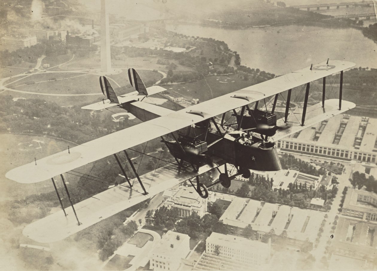 [Vliegend vliegtuig boven Washington D.C.]. door Fedele Azari