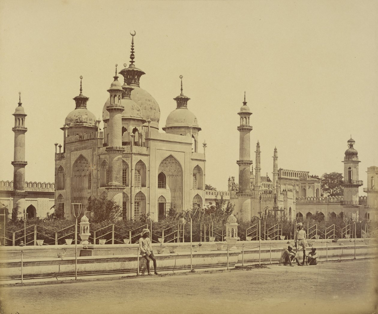 [Moskee in de Hussainabad Imambara]. door Felice Beato