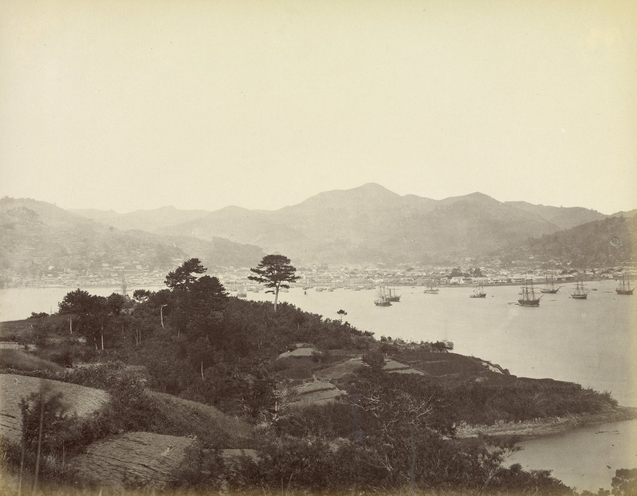 Nagasaki, uitzicht vanaf de heuvels aan de overkant door Felice Beato