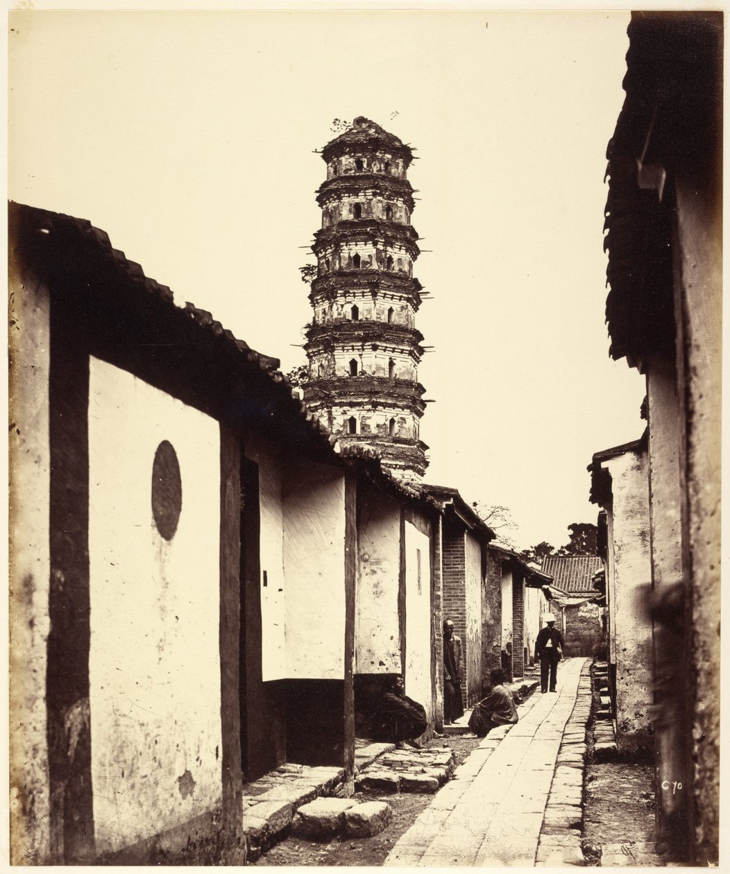 Pagode met negen verdiepingen en Tartar Street, Canton door Felice Beato