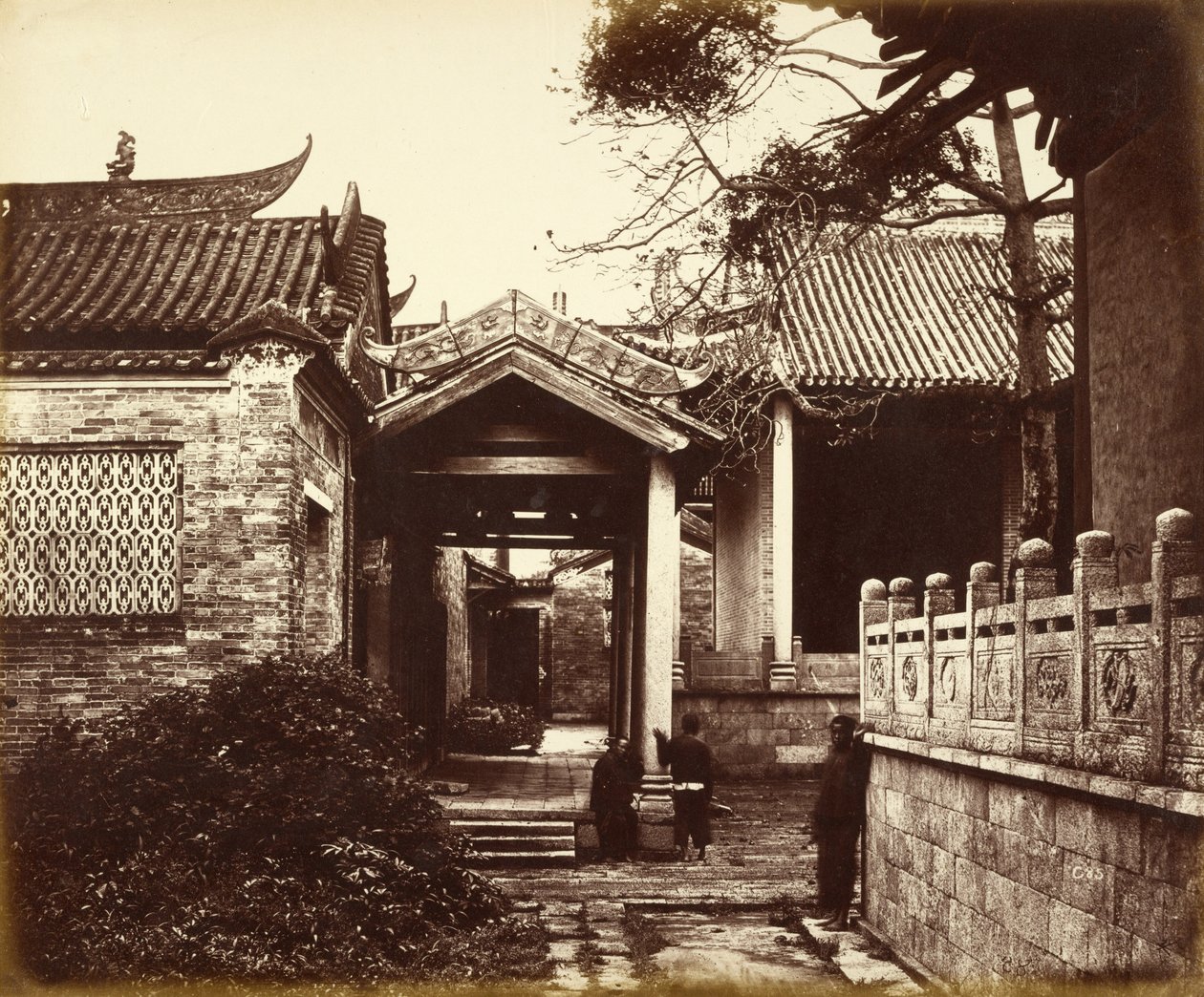 [Nume Hui Kung Tempel, Kanton, China]. door Felice Beato