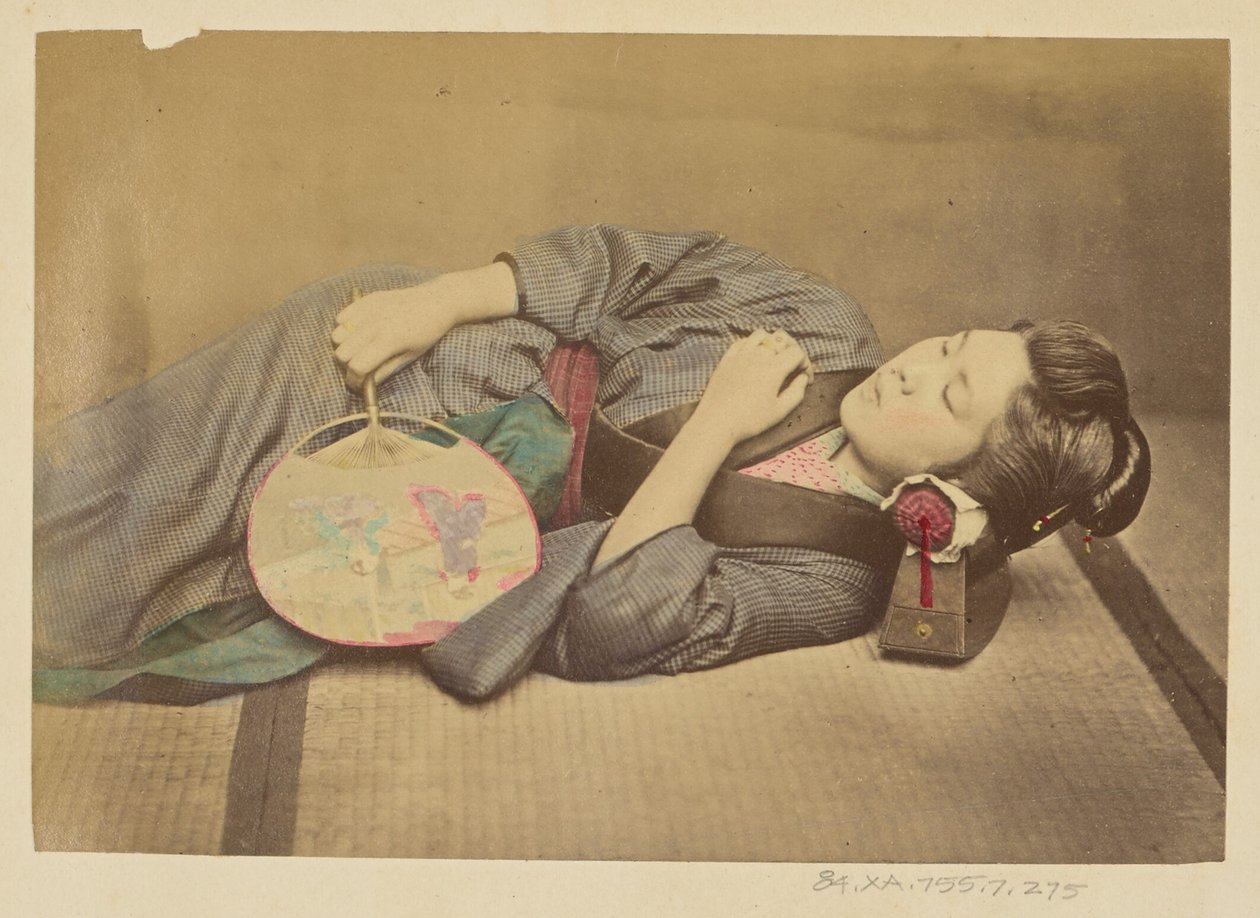 [Slapende Japanse vrouw met een waaier] door Felice Beato