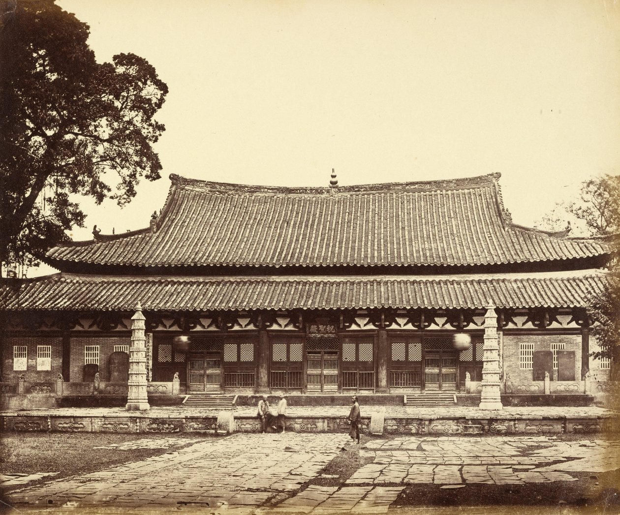 [Tempel in Tartarenwijk, Kanton, China]. door Felice Beato