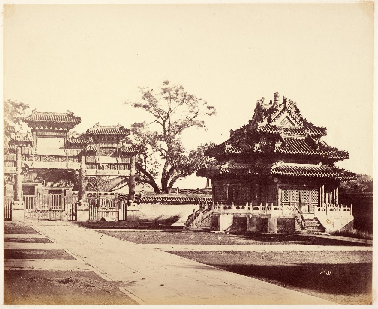 [Het Grote Keizerlijke Paleis, Peking]. door Felice Beato