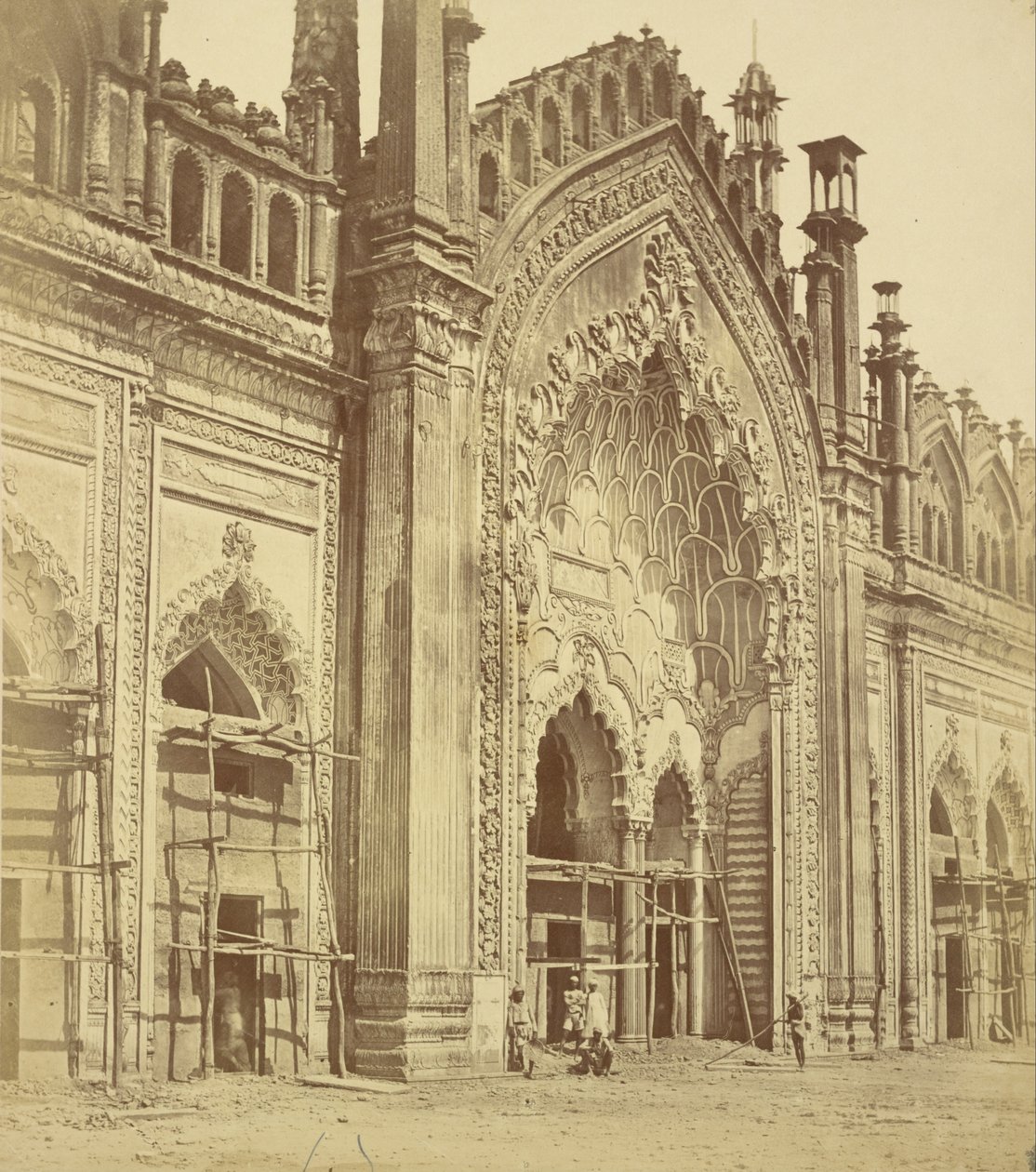 De Summa Musjid Poort, Lucknow door Felice Beato