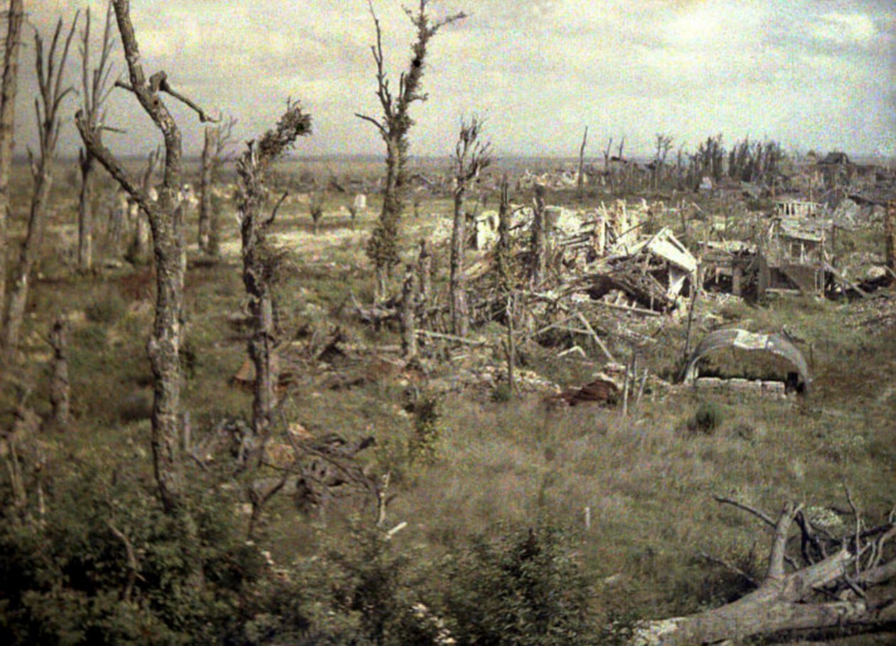 Een gebied nabij het kasteel met gebouwen en bomen beschadigd door artillerievuur, Chaulnes, Somme, Frankrijk, 1917 door Fernand Cuville