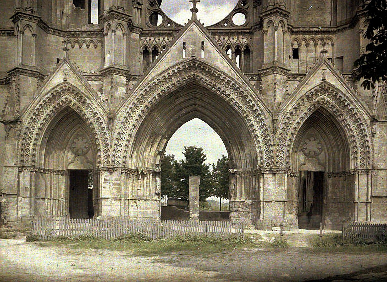 Bombeschadiging aan de Kathedraal Saint-Gervais-et-Saint-Protais, Soissons, Aisne, Frankrijk, 1917 door Fernand Cuville
