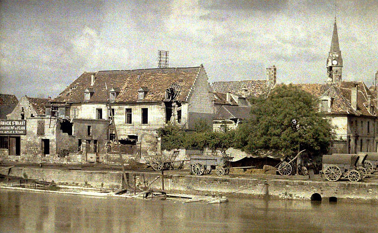Karren langs de oever van de Aisne, kerk van Saint-Waast op de achtergrond, Soissons, 1917 door Fernand Cuville