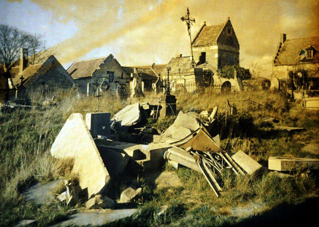 Begraafplaats met Beschadigde Graven, Thiescourt, Oise, Frankrijk, 1917 door Fernand Cuville