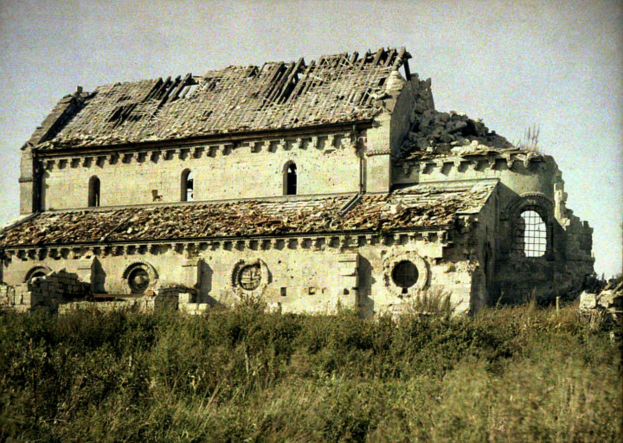 Kerk beschadigd door artillerievuur, Tracy-le-Val, Oise, Frankrijk, 1917 door Fernand Cuville
