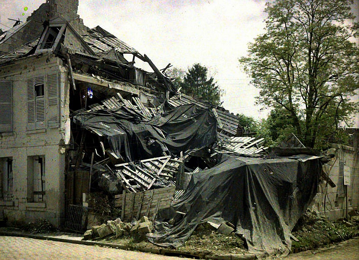 Hoek van de rue des Minimes, Soissons, Aisne, Frankrijk, 1917 door Fernand Cuville