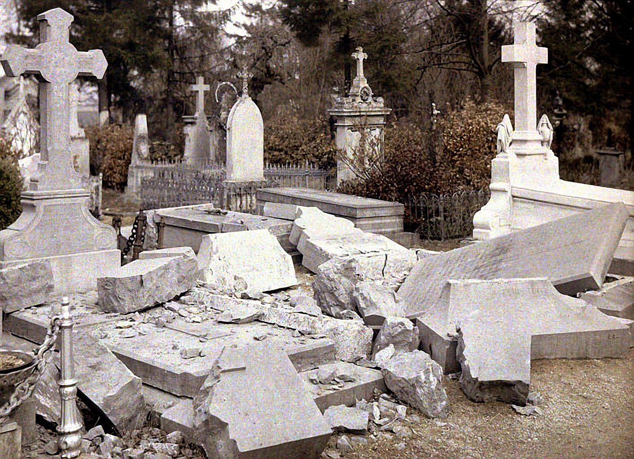 Beschadigde graven op de noordelijke begraafplaats, Reims, Marne, Frankrijk, 1917 door Fernand Cuville