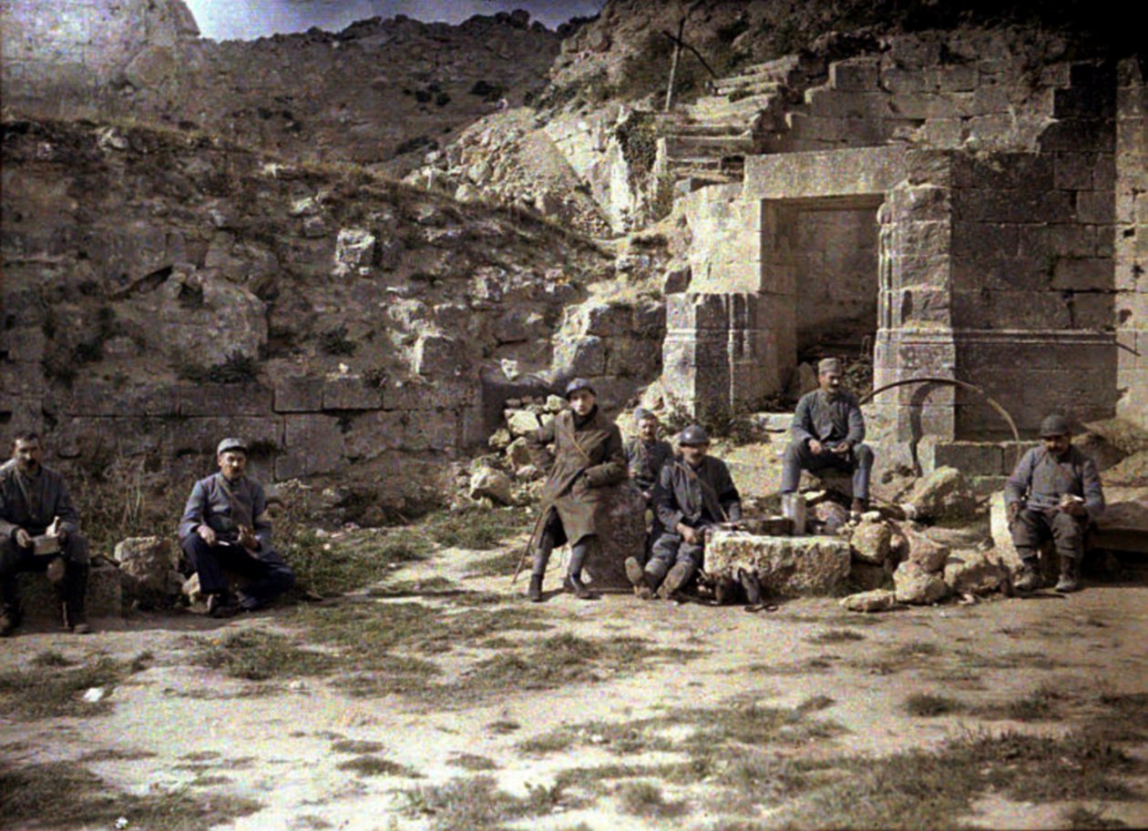 Franse soldaten eten lunch, Coucy-le-Chateau-Auffrique, Aisne, Frankrijk, 1917 door Fernand Cuville