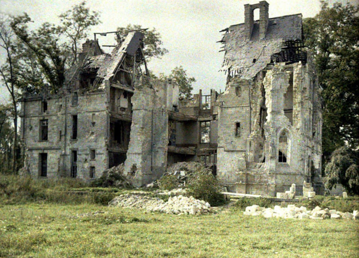 Ruïnes van het kasteel Plessis na de terugtocht van de Duitsers, Noyon, Oise, Frankrijk, 1917 door Fernand Cuville