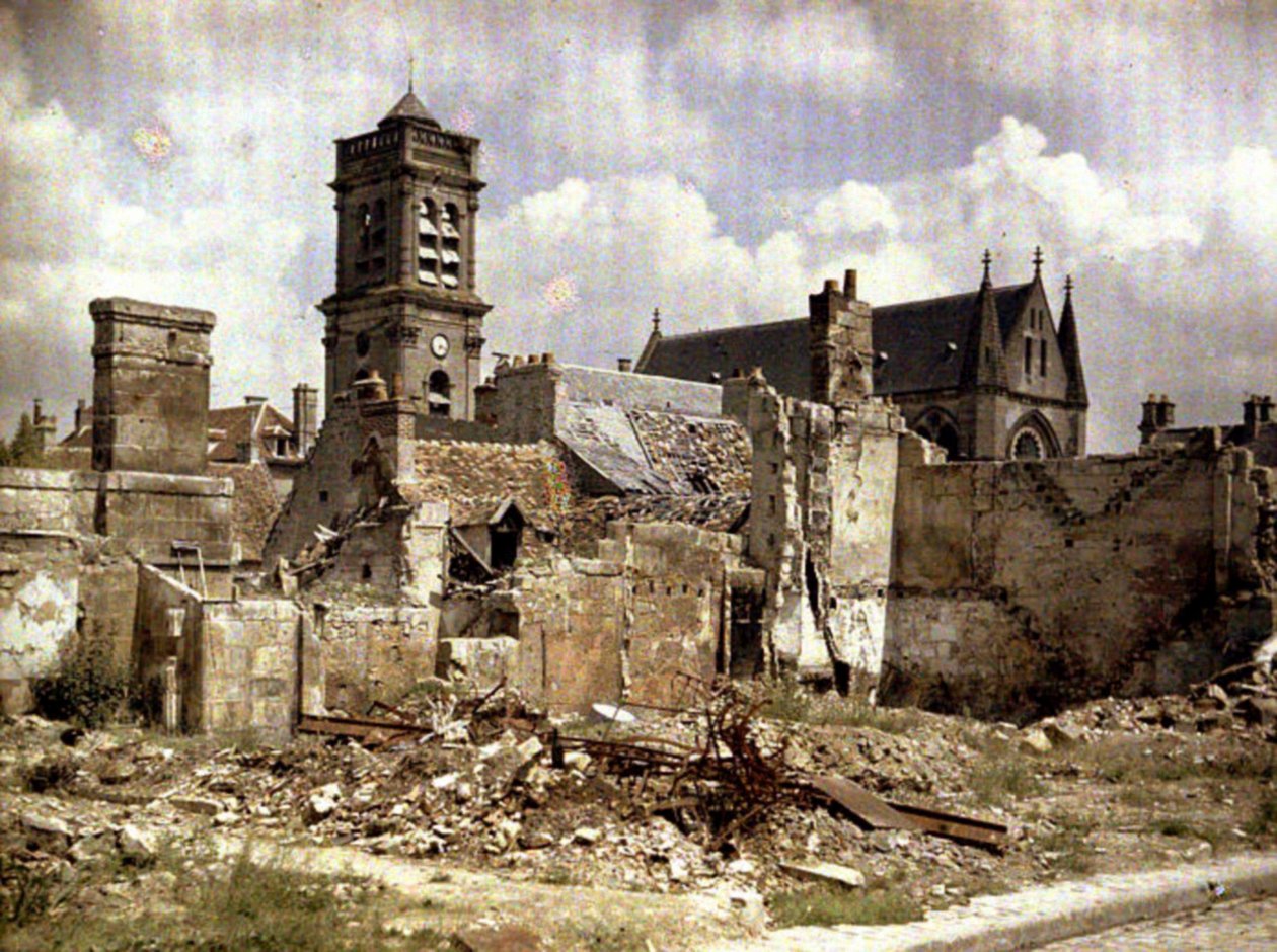 De kerk en verwoeste gebouwen aan de Rue du Coq Lombard, Soissons, Aisne, Frankrijk, 1917 door Fernand Cuville