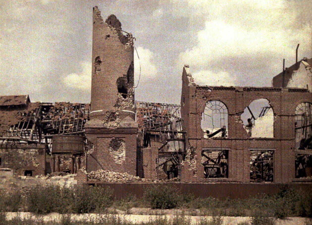 De verwoeste distilleerderij na de terugtocht van de Duitsers, Bucy-le-Long, Aisne, Frankrijk, 1917 door Fernand Cuville
