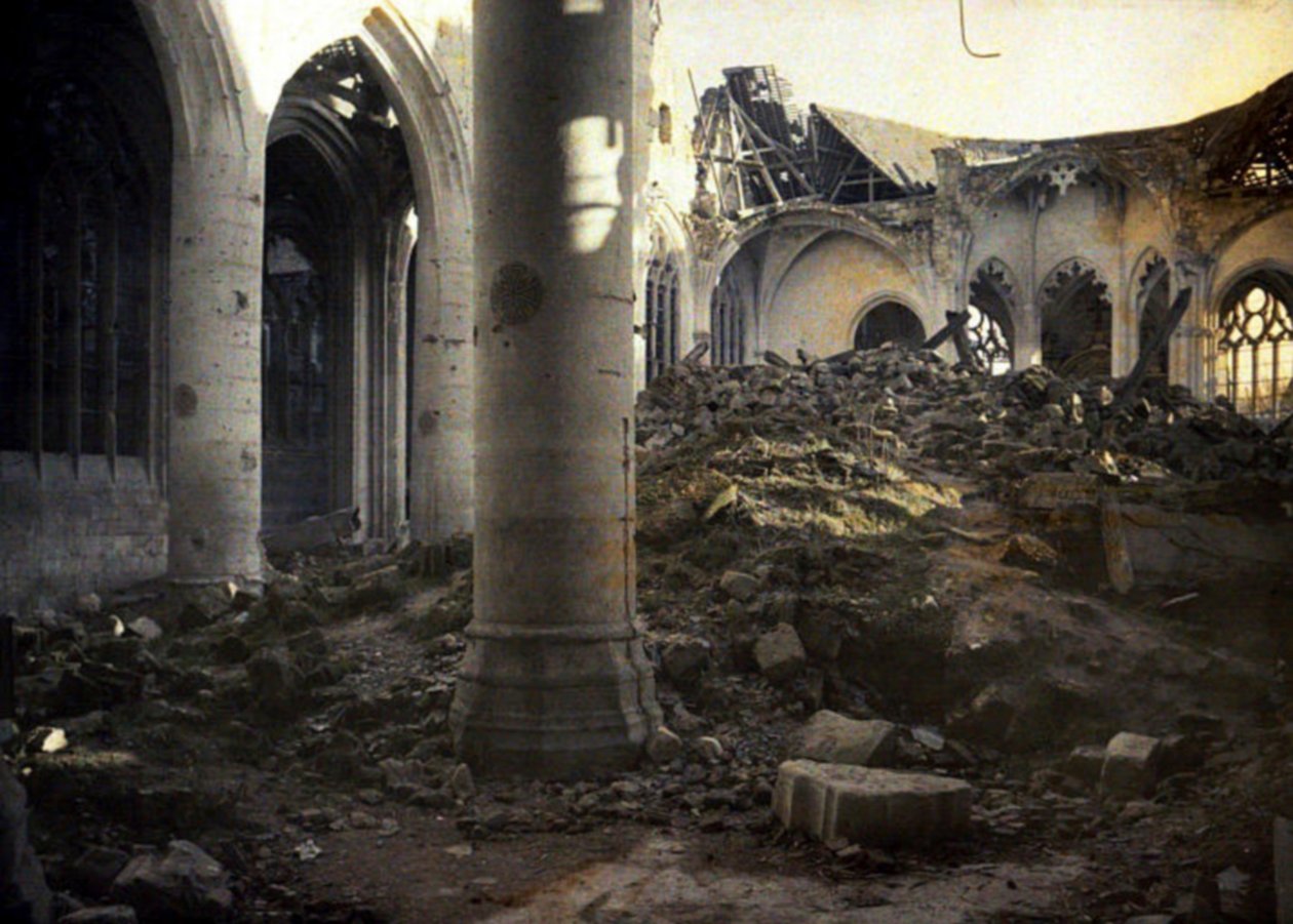 Het interieur van de zwaar beschadigde kerk, Roye, Somme, Frankrijk, 1917 door Fernand Cuville