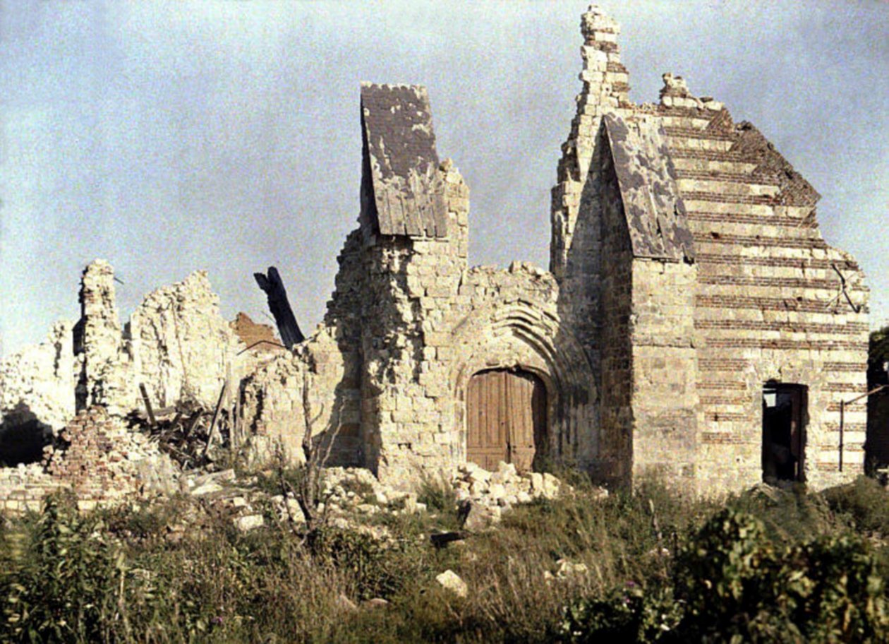De overblijfselen van de beschadigde kerk, Marchelepot, Somme, Frankrijk, 1917 door Fernand Cuville