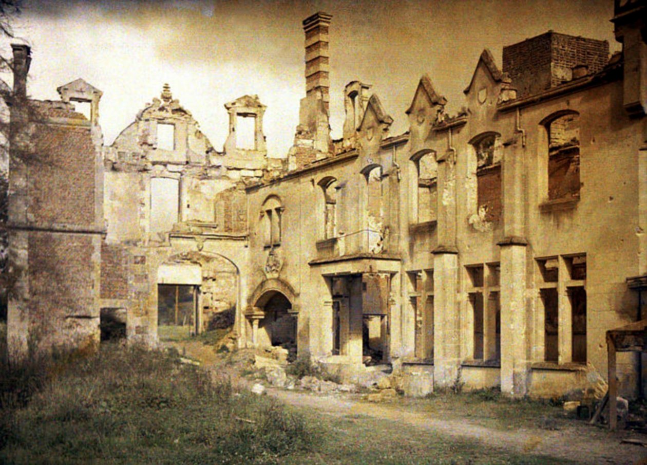 De ruïnes van het kasteel na de terugtocht van de Duitsers, Noyon, Oise, Frankrijk, 1917 door Fernand Cuville