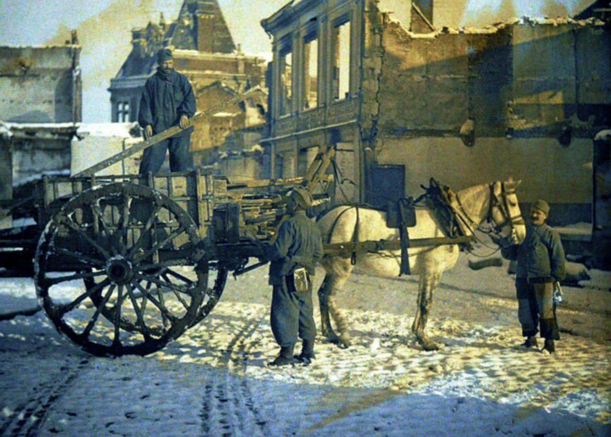 Drie Franse soldaten in een straat met beschadigde gebouwen, Chauny, Aisne, Frankrijk, 1917 door Fernand Cuville