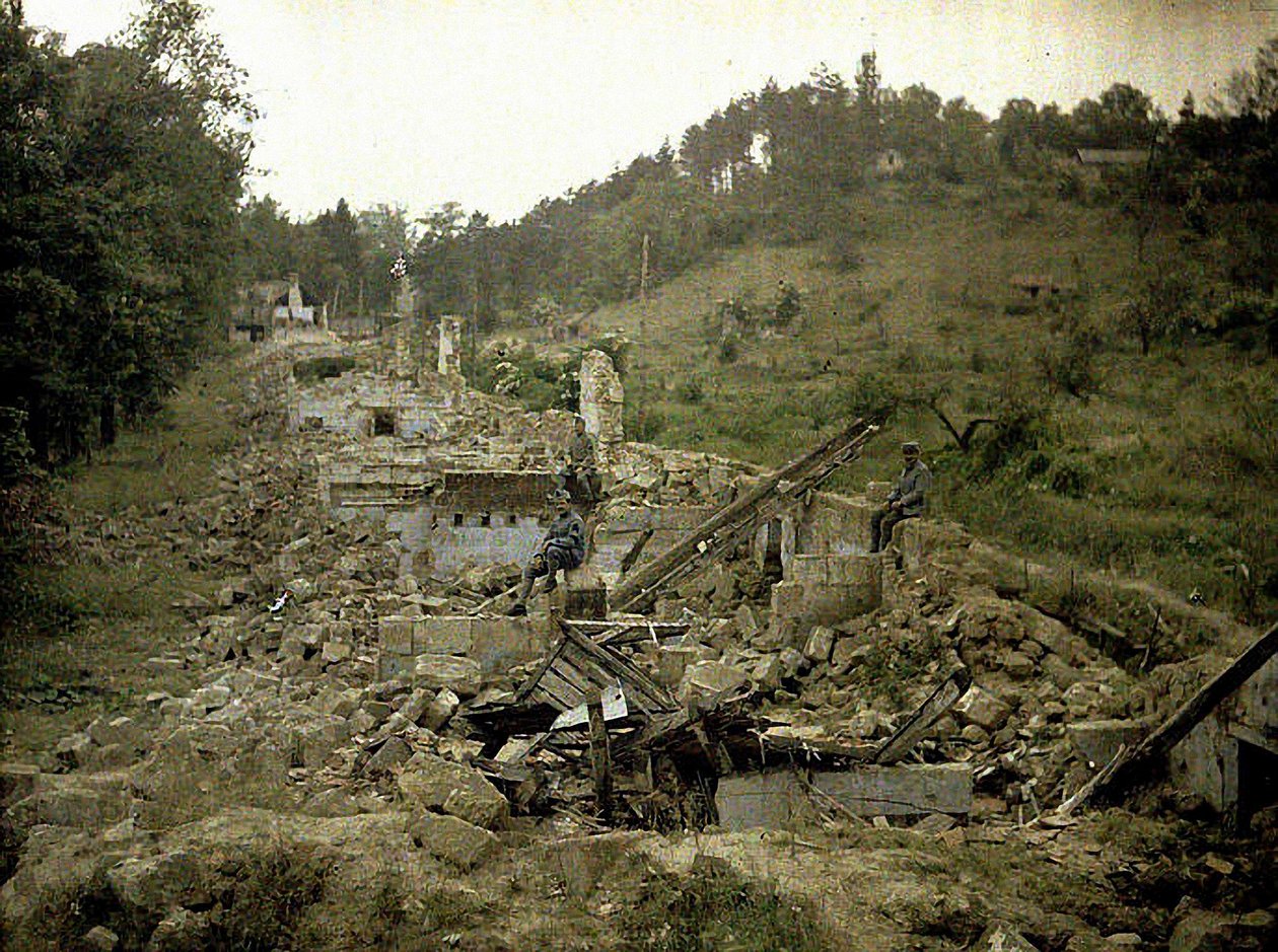 Drie soldaten in de ruïnes van de glasfabriek, Vauxrot, Cuffies, Aisne, Frankrijk door Fernand Cuville