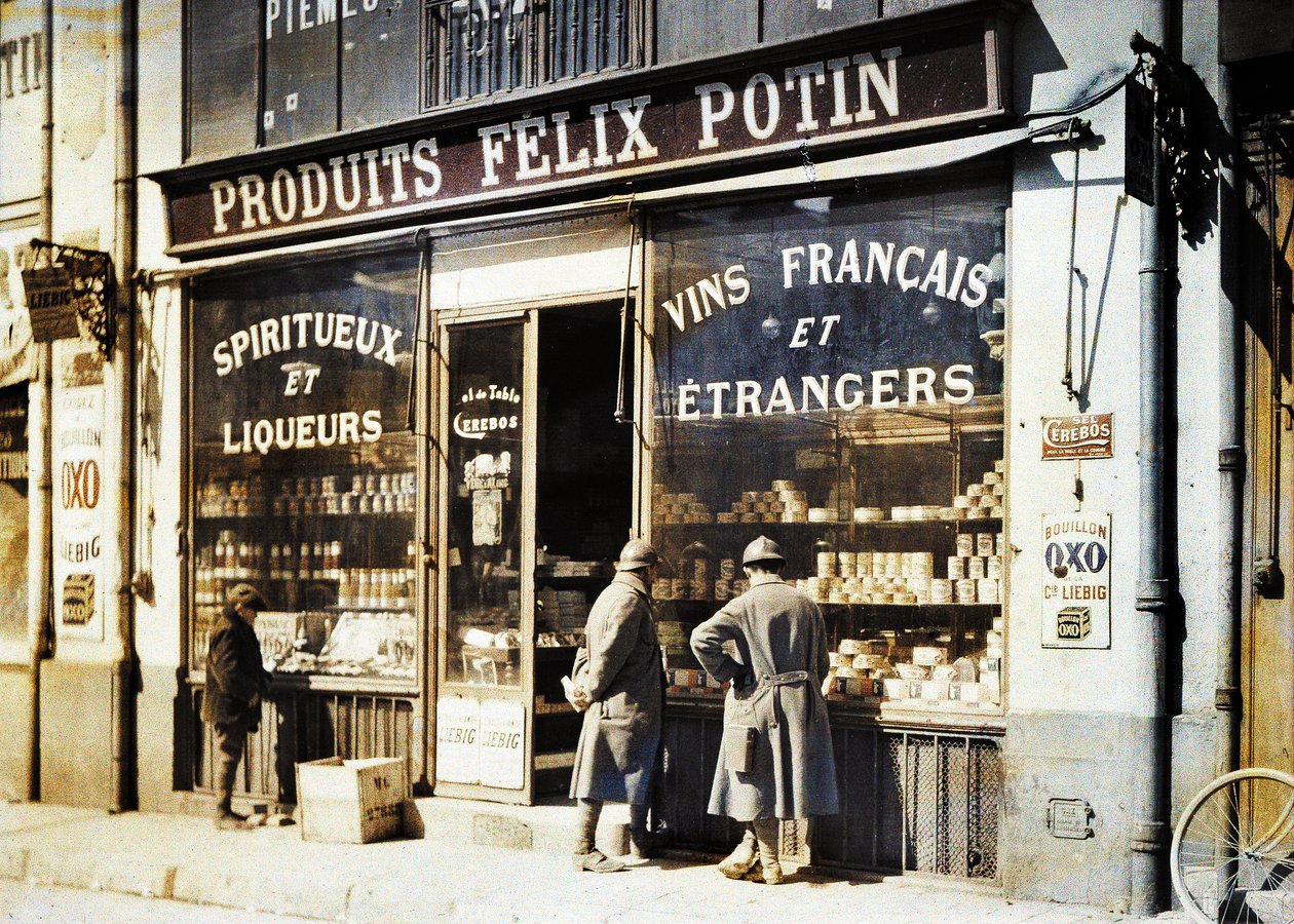 Twee Franse soldaten en een jongen voor de slijterij Felix Potin op de markt, Reims, Marne, Frankrijk, 1917 door Fernand Cuville