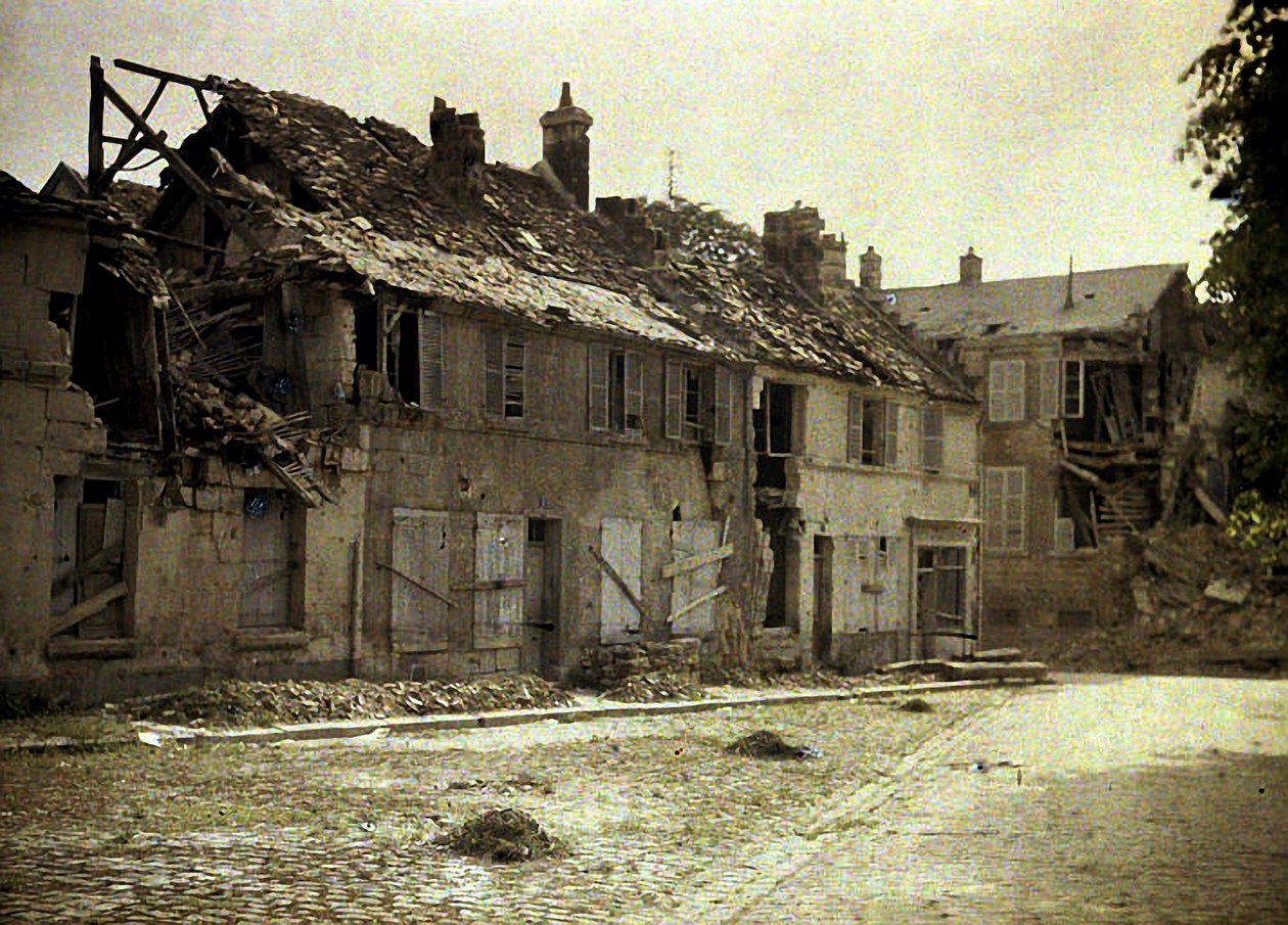 Uitzicht op de ruïnes, Soissons, Aisne, Frankrijk, 1917 door Fernand Cuville