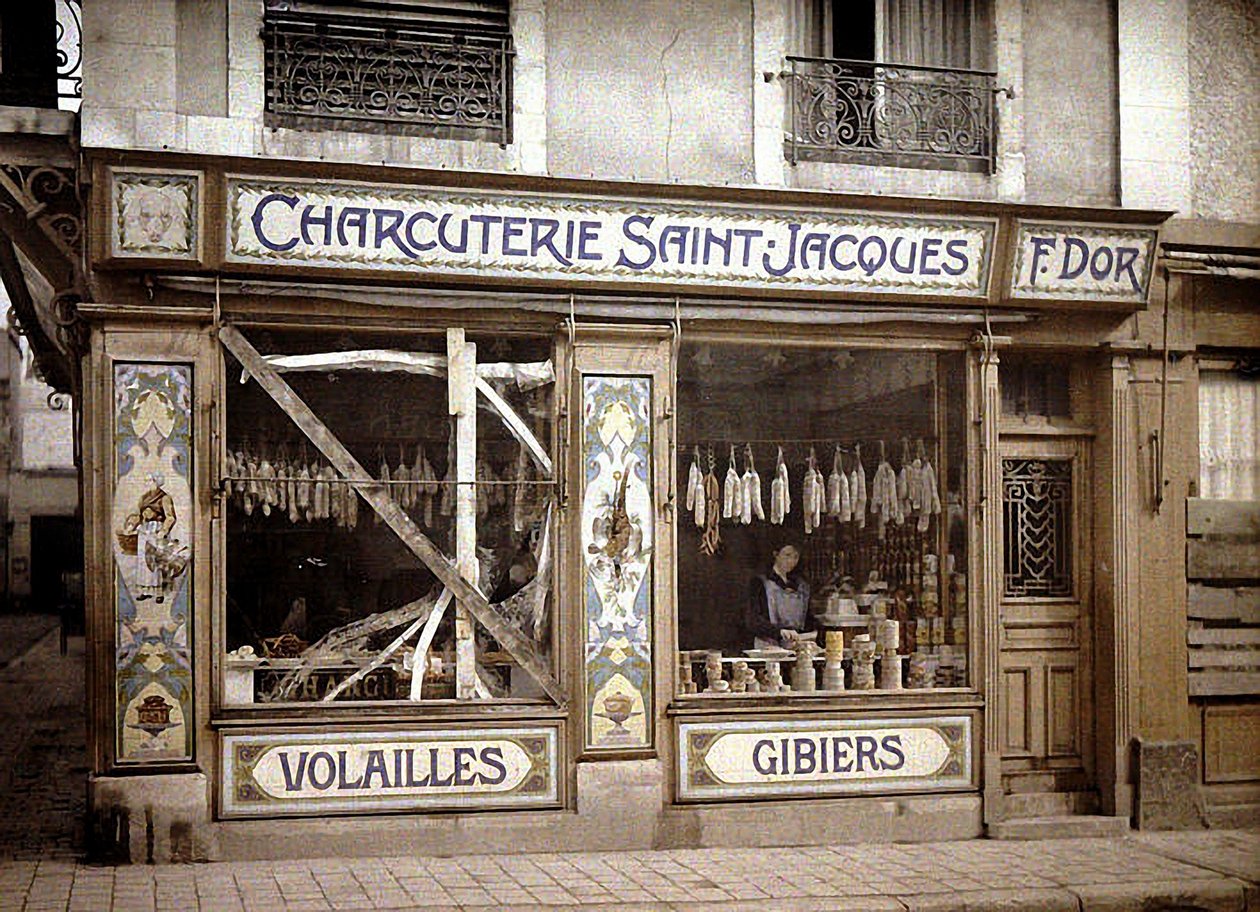 Vrouw in het raam van een slagerij, Reims, Marne, Frankrijk, 1917 door Fernand Cuville