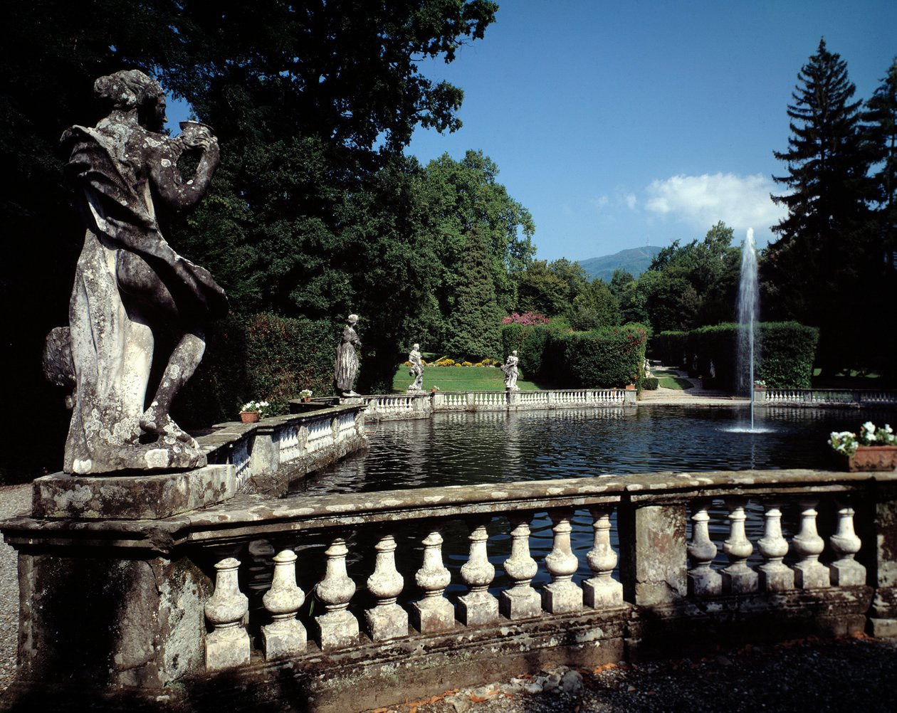 Fontein in het park door Filippo or Juvara Juvarra