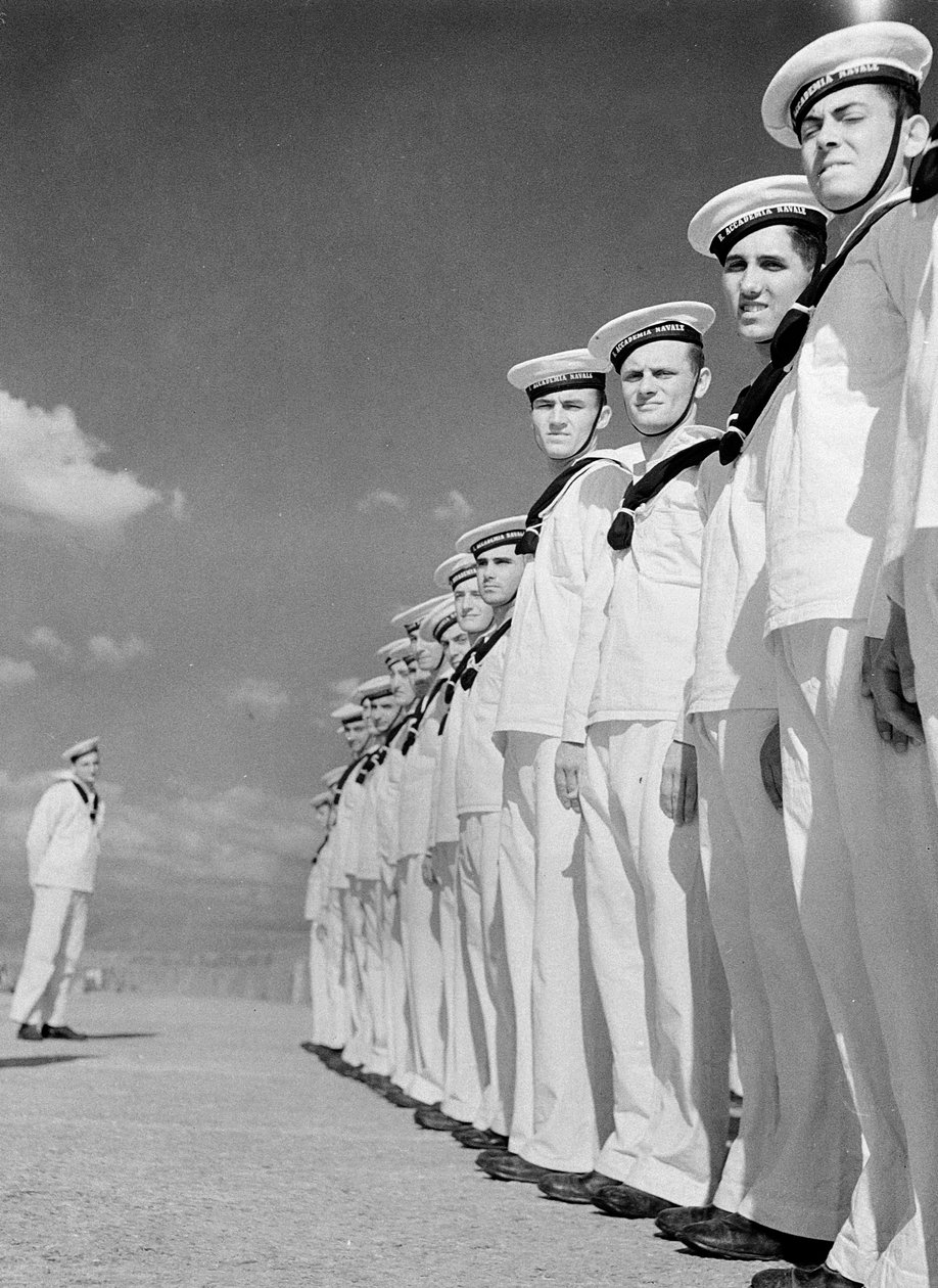 Studenten van het schip Amerigo Vespucci door Fosco Maraini