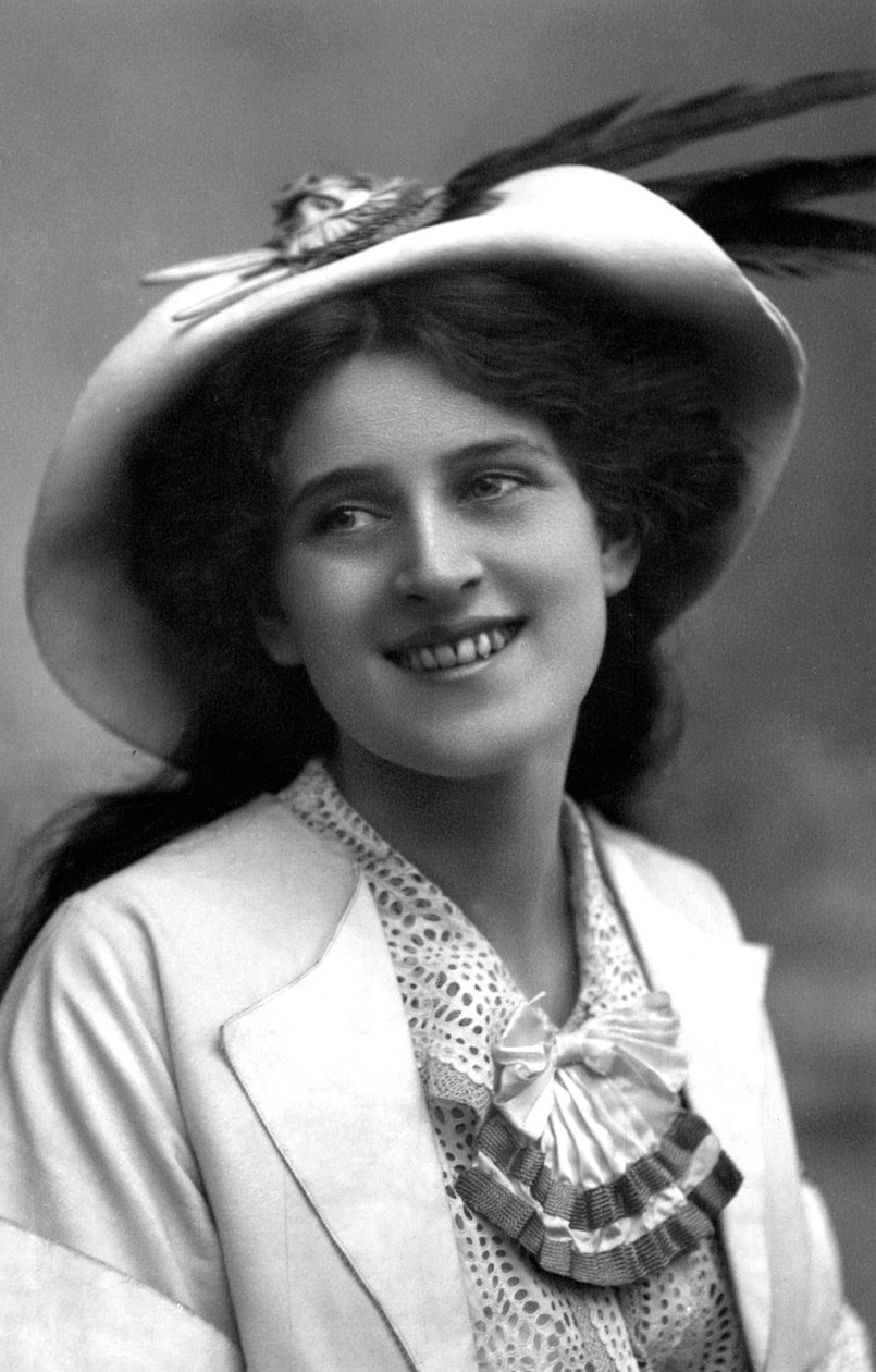 Zena Dare, Engelse actrice door Foulsham and Banfield