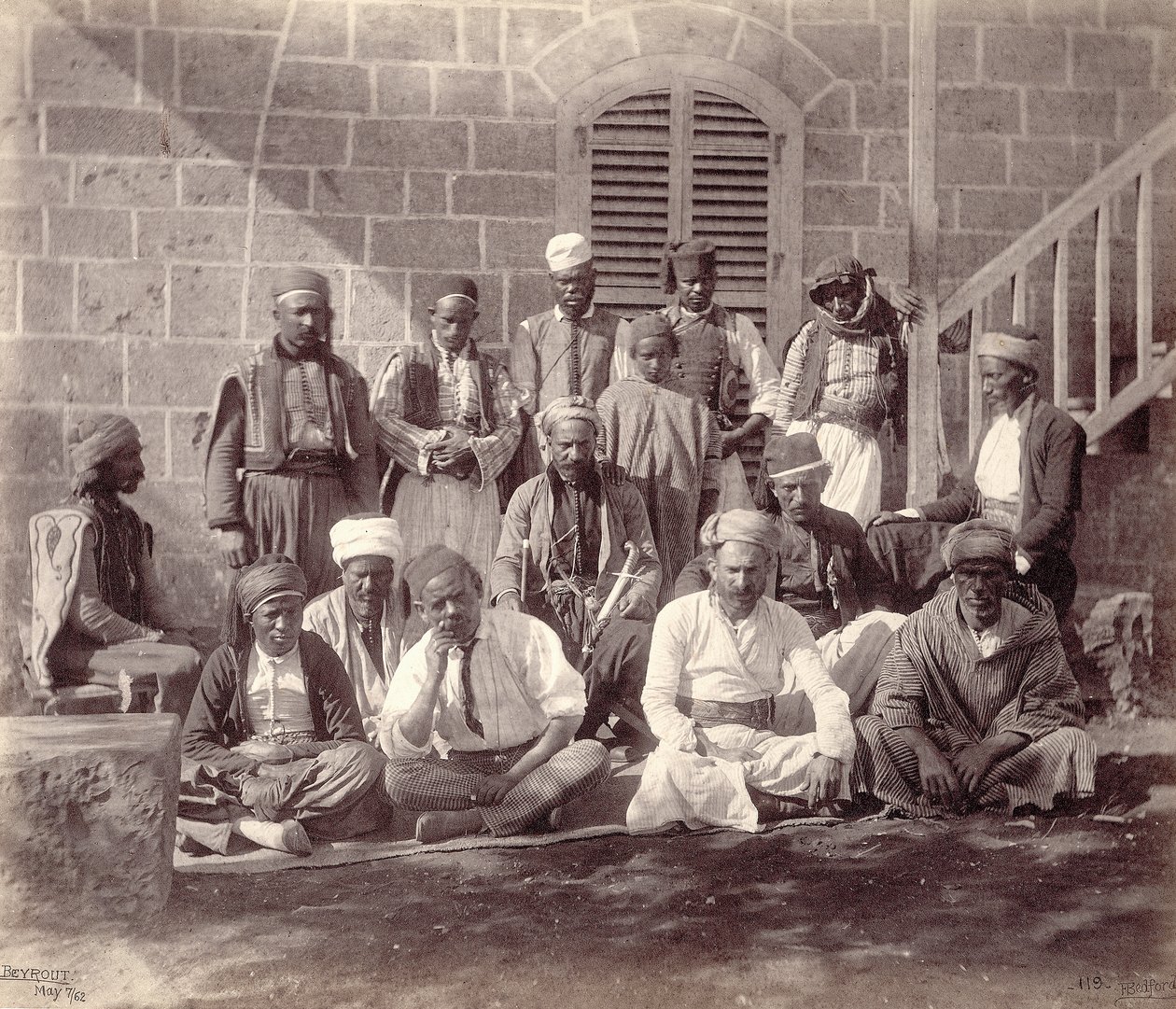Groep van vijftien kampbedienden van het gezelschap van de Prins van Wales in Beiroet, 1862 door Francis Bedford